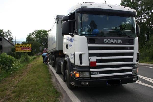 Zderzenie suzuki z ciężarówką – jedna osoba w szpitalu