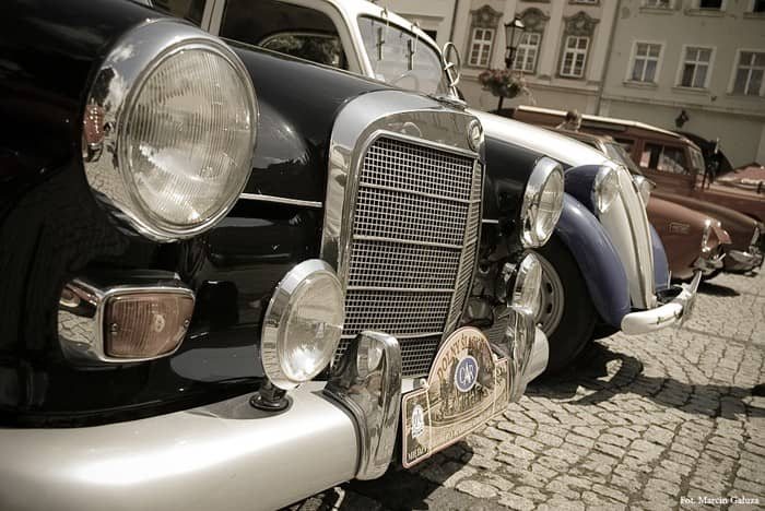 Błyszczące automobile w Rynku