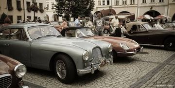 Błyszczące automobile w Rynku