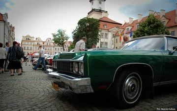 Błyszczące automobile w Rynku