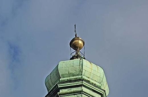 Piorun strzelił w jabłko na wieży