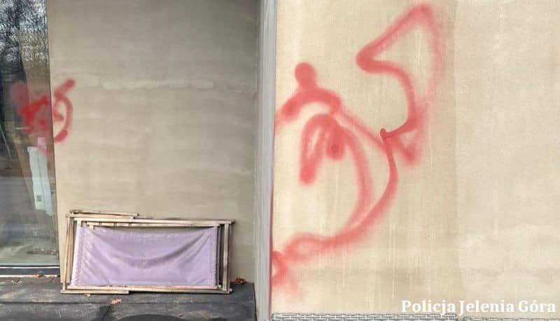 Wandal zniszczył tablicę pamięci strażaków