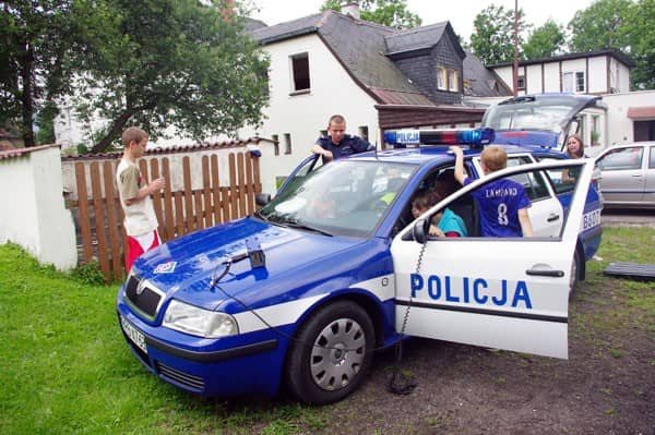 Z szarych bloków w góry z policją