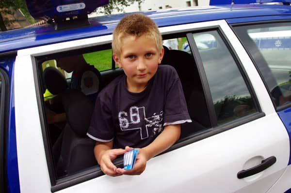Z szarych bloków w góry z policją
