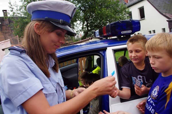 Z szarych bloków w góry z policją