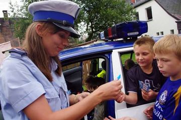 Z szarych bloków w góry z policją