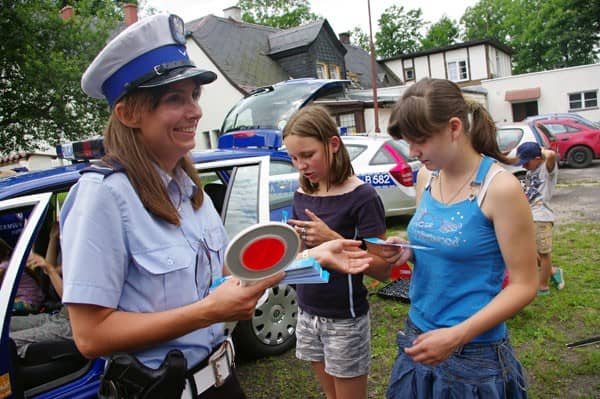 Z szarych bloków w góry z policją