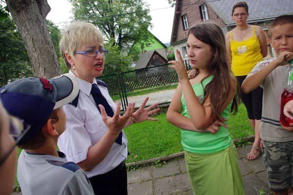 Z szarych bloków w góry z policją