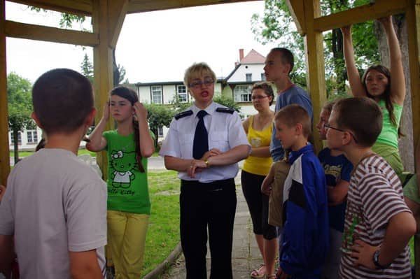 Z szarych bloków w góry z policją
