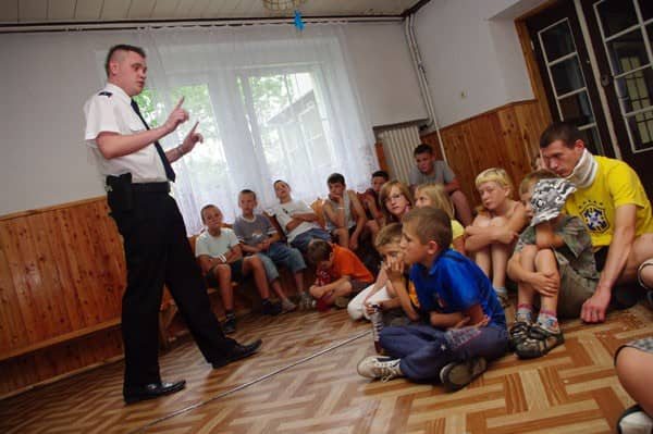 Z szarych bloków w góry z policją