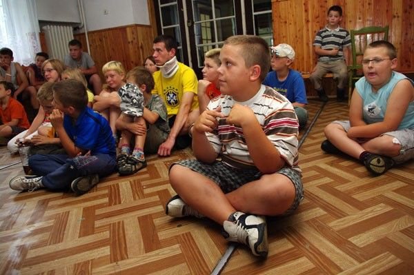 Z szarych bloków w góry z policją