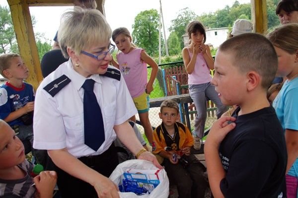 Z szarych bloków w góry z policją
