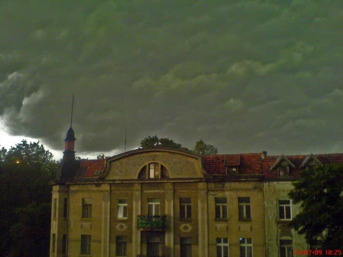 Wichura nad ulicą Drzymały.
