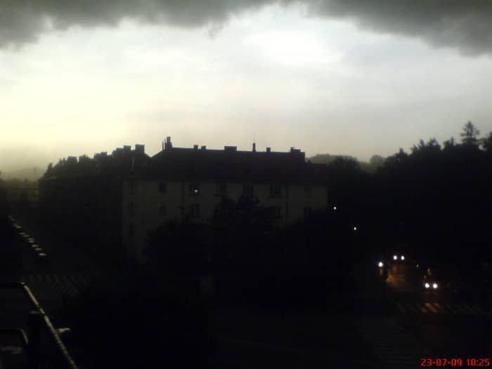Wichura nad ulicą Drzymały.