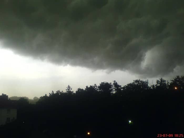Wichura nad ulicą Drzymały.