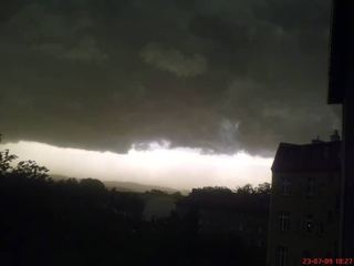 Wichura nad ulicą Drzymały.