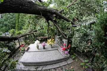 Nawałnica zniszczyła cmentarz
