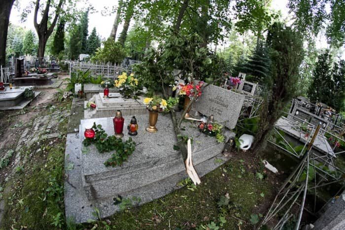 Nawałnica zniszczyła cmentarz