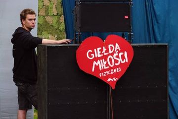 Radośnie „Pod ponurą małpą”