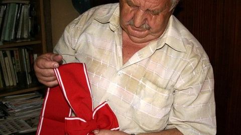 Pod zegarem odznaczenia za walkę z sowietami