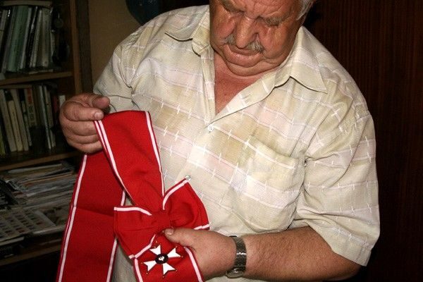 Pod zegarem odznaczenia za walkę z sowietami