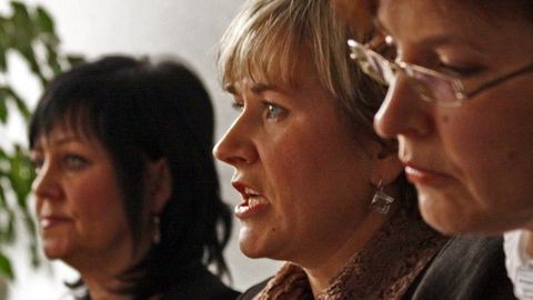 Ewa Węglarowicz–Makowska w środku. Z prawej – Teresa Łozińska–Fatyga, na pierwszym planie – Violetta Niziołek, rzeczniczka Prokuratury Okręgowej w Jeleniej Górze.