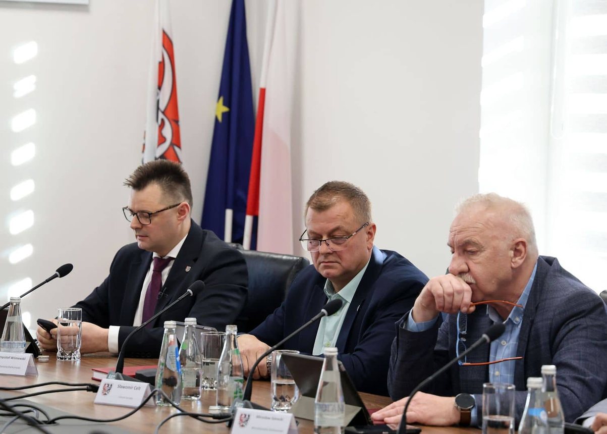 Wniosek o odwołanie starosty. Emocje i oskarżenia na sesji