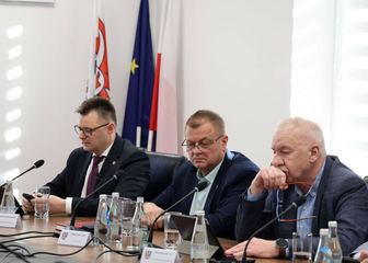 Wniosek o odwołanie starosty. Emocje i oskarżenia na sesji