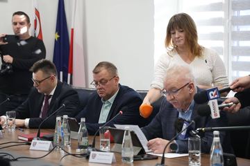 Wniosek o odwołanie starosty. Emocje i oskarżenia na sesji
