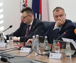 Wniosek o odwołanie starosty. Emocje i oskarżenia na sesji