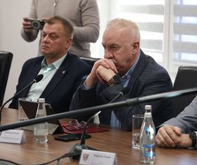 Wniosek o odwołanie starosty. Emocje i oskarżenia na sesji