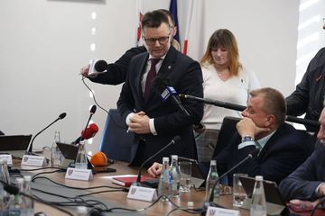 Wniosek o odwołanie starosty. Emocje i oskarżenia na sesji