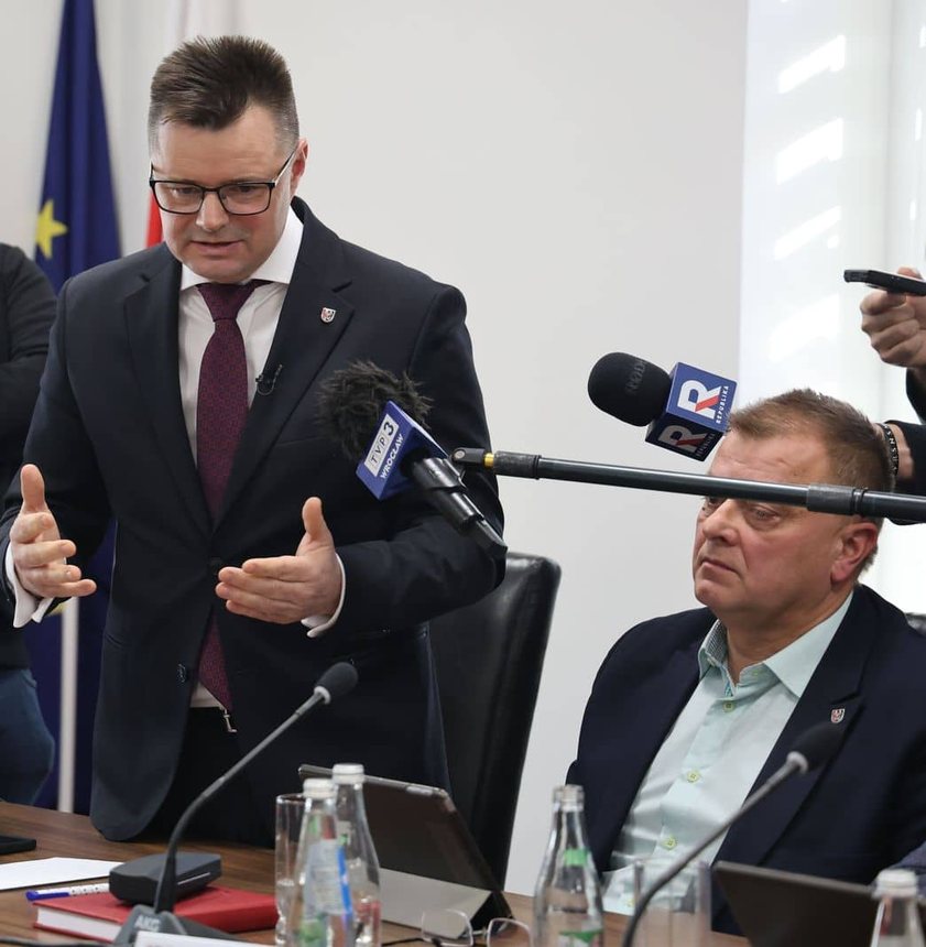 Wniosek o odwołanie starosty. Emocje i oskarżenia na sesji
