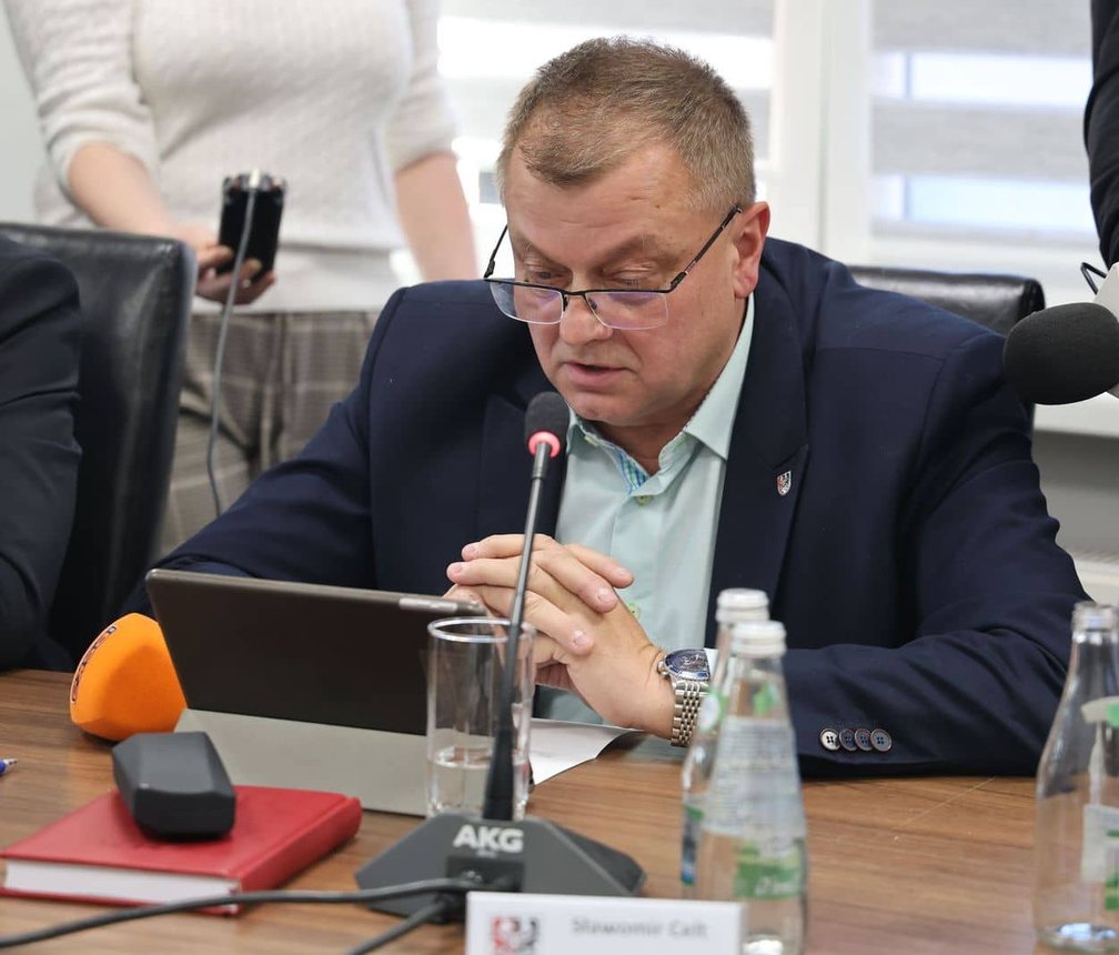 Wniosek o odwołanie starosty. Emocje i oskarżenia na sesji
