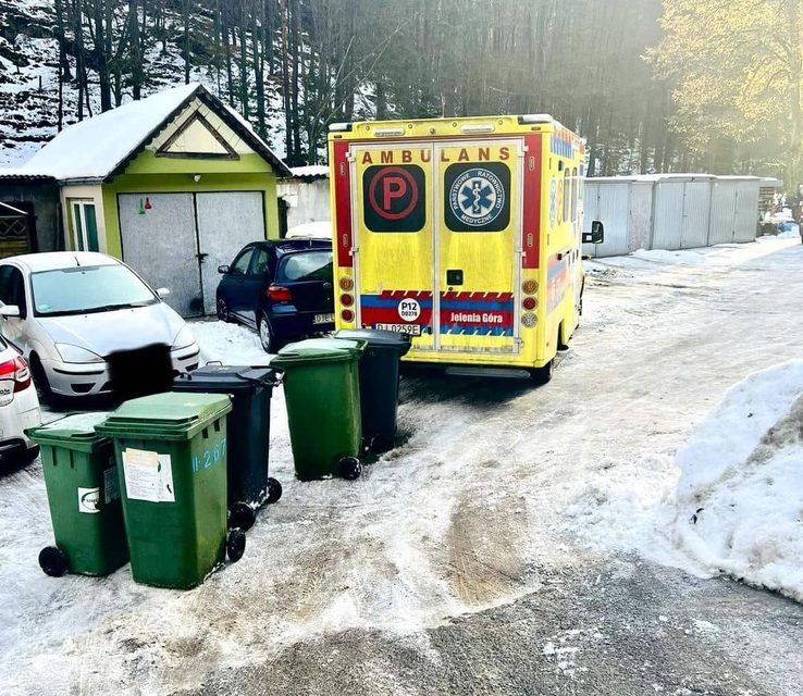 Karetka uwięziona przez czyjąś głupotę