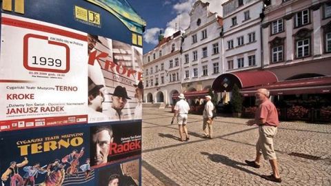 Niemiecka wycieczka i afisze anonsujące wrześniowy koncert w Rynku.