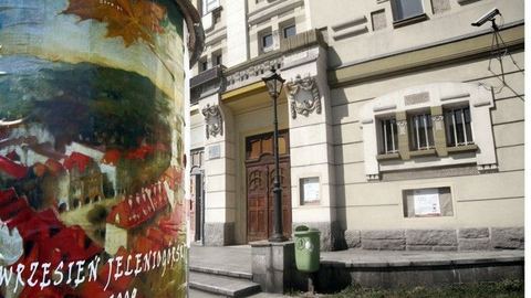 Wrześniowy plakat przed Teatrem Norwida.