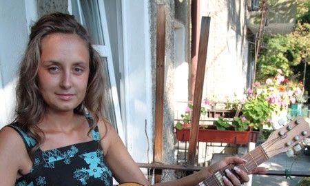 Gitarę trzyma nasza dziennikarka Anna Pisulska.