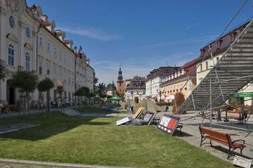 Skoki przed pałacem