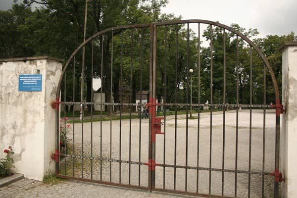 Bramy parku przy Kościele Garnizonowym zamknięte na sześć spustów