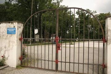 Bramy parku przy Kościele Garnizonowym zamknięte na sześć spustów