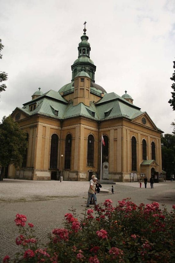 Bramy parku przy Kościele Garnizonowym zamknięte na sześć spustów