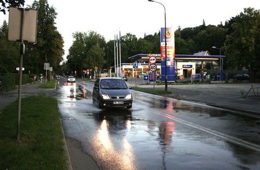 Awaria wody na Sudeckiej – cała ulica zalana