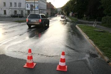 Awaria wody na Sudeckiej – cała ulica zalana