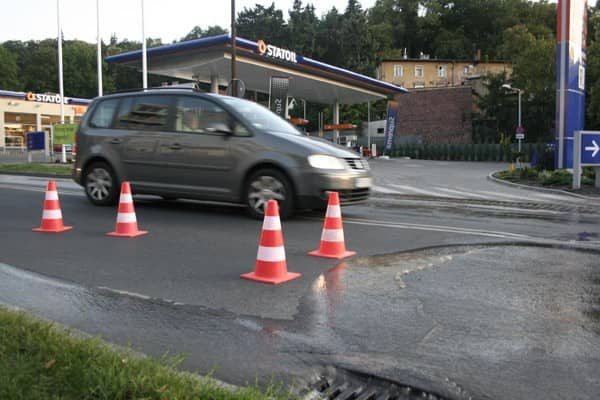 Awaria wody na Sudeckiej – cała ulica zalana
