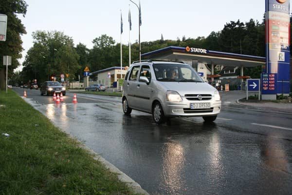 Awaria wody na Sudeckiej – cała ulica zalana