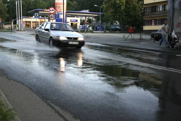 Awaria wody na Sudeckiej – cała ulica zalana