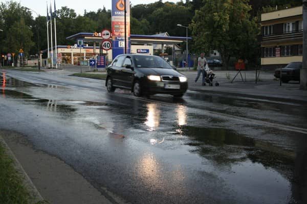 Awaria wody na Sudeckiej – cała ulica zalana