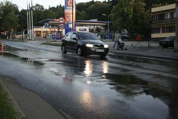 Awaria wody na Sudeckiej – cała ulica zalana