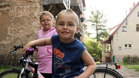 Bestia szarpie dzieci